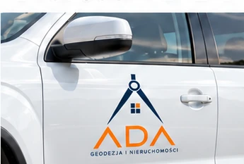 Samochód firmowy ADA Geodezja i Nieruchomości – wizualizacja identyfikacji marki – Brenna